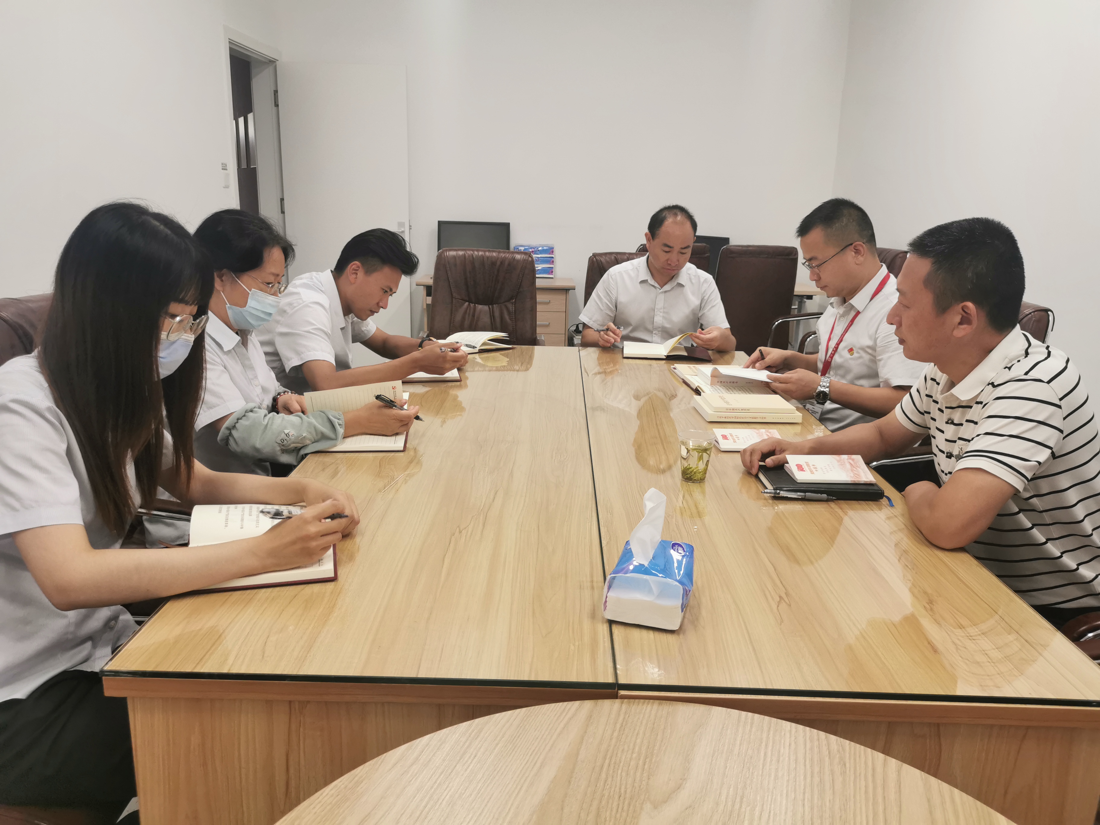 6.1第三黨小組在婚姻登記處開展集中學(xué)習(xí)活動(dòng).jpg